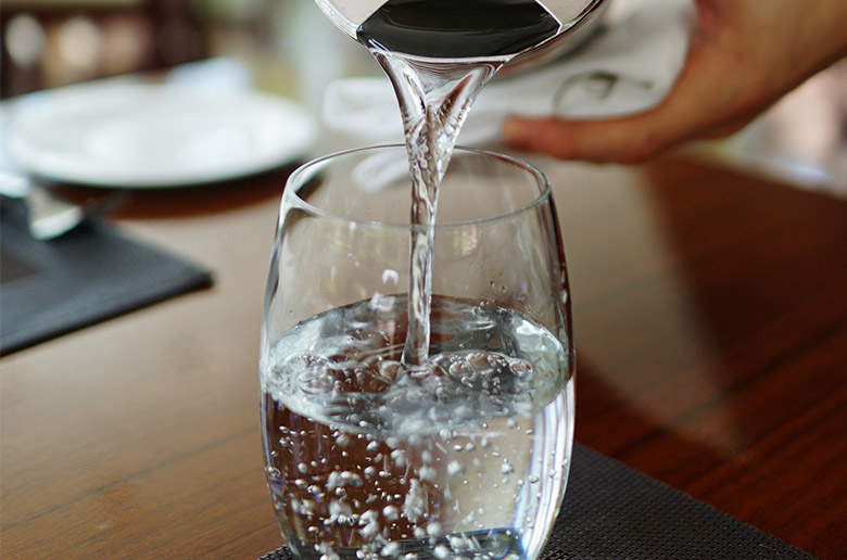 Αδυνατίστε με δύο ποτήρια νερό πριν από κάθε γεύμα