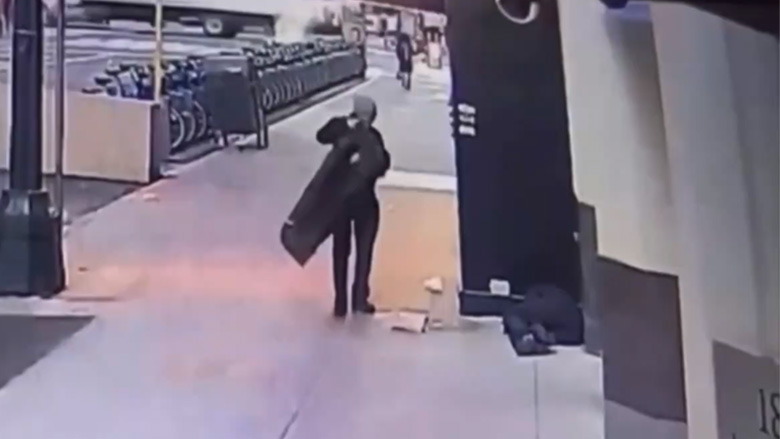 Άνδρας προσφέρει το παλτό του σε άστεγο και εκείνος τον κλέβει