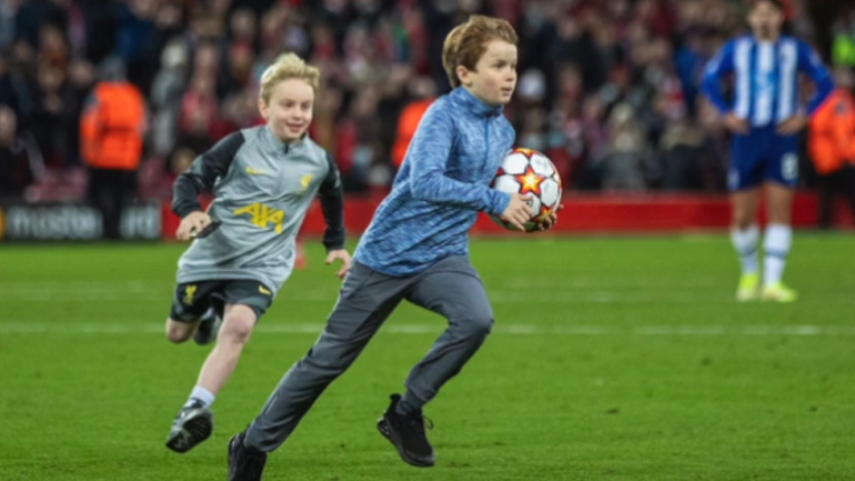 Παιδί κλέβει τη μπάλα στον αγώνα Λίβερπουλ-Πόρτο