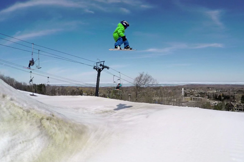 Δες τι άλματα σκάει ο 7χρονος snowboarder
