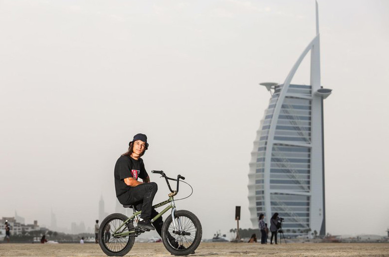 Video: BMX riding με τον Μανάρα στο Ντουμπάι