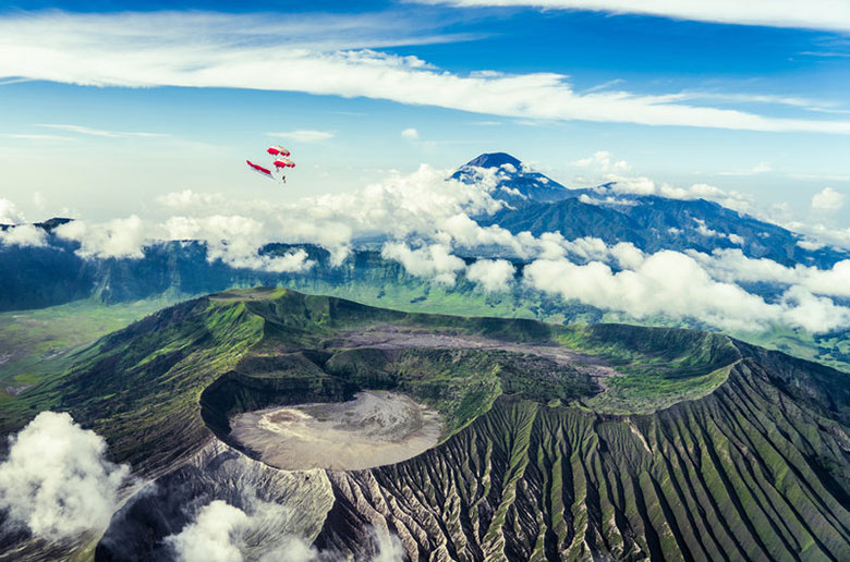 Ελεύθερη πτώση με wingsuit πάνω από ενεργό ηφαίστειο της Ινδονησίας!