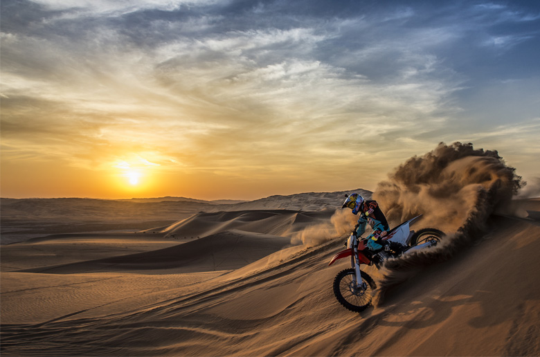 Οι θρύλοι του FMX στους αμμόλοφους της ερήμου, καθώς το Red Bull X-Fighters εισβάλει στο Άμπου Ντάμπι